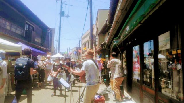 バンド演奏ももちろんレトロソング　　まち全体がのんびりいい感じ