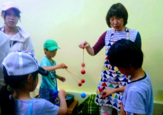 アメリカンクラッカーの達人　劇場事務局長Ｏさん、ご指導中