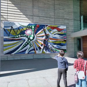 岡本太郎陶板レリーフ「躍進」。以前は岡山駅構内に地味にありましたね。新しい場所を得て、通りがかりの人が次々記念撮影しており、新名所の予感。