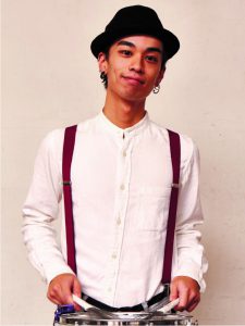 SEAI 音楽家の両親を持ち、音楽に溢れた環境で育つ。全国のフェスや海外アーティストのサポートなどでも活躍。2018年より「ピアニカ の魔術師」に参加。モデルとしても活動する若き天才ドラマー。カスタネットの魔術師でもある。