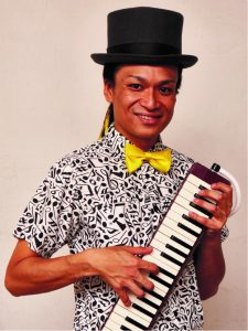 ミッチュリー 3歳より電子オルガンを始める。 19歳でプロ活動開始。ピアニカでは熱帯JAZZ楽団ソリストコンテストで最優秀賞を受賞。 2015年より「ピアニカの魔術師」としてピアニカの新たな魅力や音楽の楽しさを伝えている。