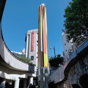 リアム・ギリック「多面体的開発」をどこから見るのが一番好きかを探します。 通りがかりにランドマーク的に見たことがあっても、じっくり見たことのある人は少ないはず。 城下に噴水広場から見上げる好きな人、シンフォニーホールといっしょがいいと思う人、青空バックがいい人。 同じ作品と場所なのにずいぶん違っています。それぞれの好きなポイントをなるほどどれもいいねと共有しました。 スマホやタブレットで撮影したり。