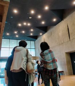 青井天井にランダムに配された照明は夜空の星のように見えたのかもしれませんね。