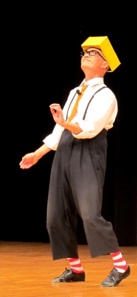 四角い帽子ではありません。KOYOさんはバターなんです。溶けていく様子のマイム中