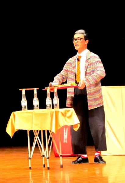 時事ネタとおやじギャグ満載。テーブル引き芸にコロナビール使ってますよ。