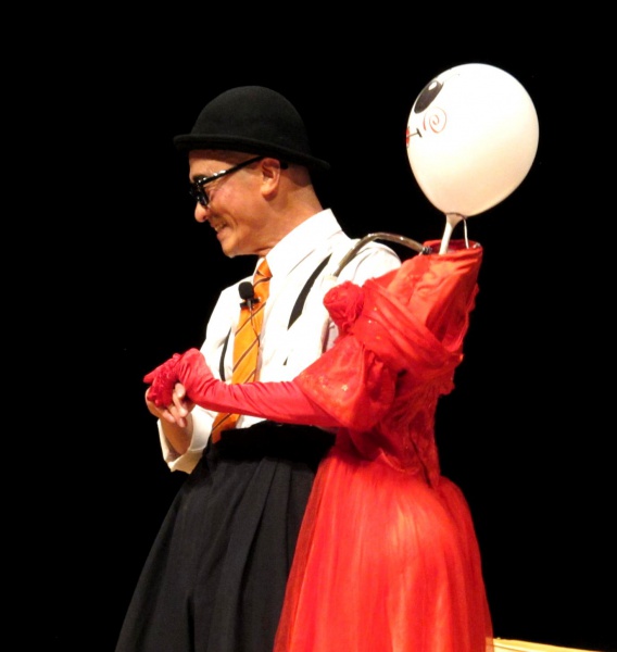 ちょぴりセクシーなダンスは子ども達に大うけ。もちろん、大人にも！