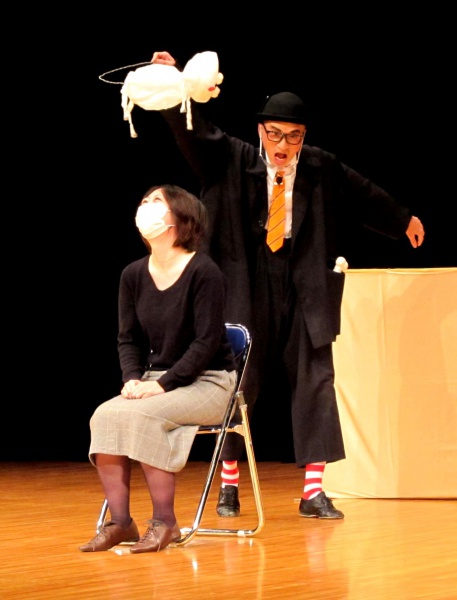 会場のお客さんとコラボ。犬がスローモーションで飛び越えて行く～