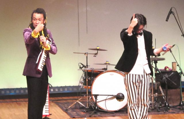 カスタネットの魔術師でもあるSEAI。みんなのカスタネットでも練習すれば魔術師になれる!