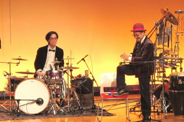 ドラムSEAI&パーカッションTOY森松のコンビ。ユーモアもたっぷり。