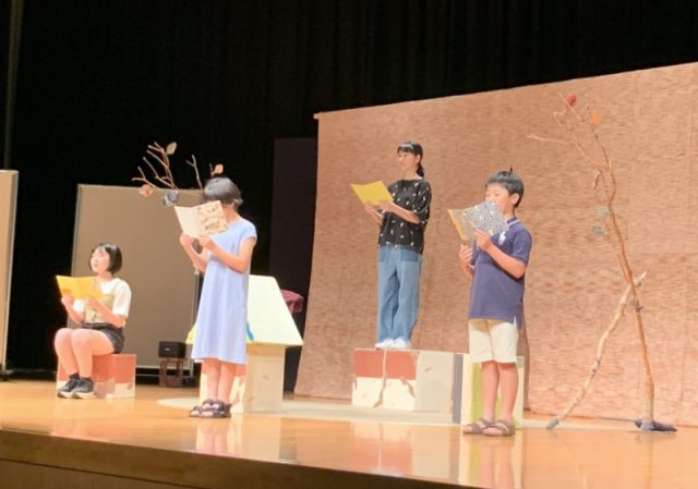 4名の会員さんによる「地べたっこさま」の朗読。事前に劇団むうさんの指導によるリハーサルあり。素晴らしい朗読が会場に響きました。参加ありがとう!