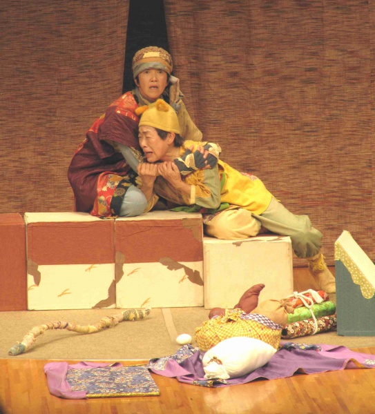 瀕死のおこんにばばさまはじゅるりをうなるも、へたくそだなあと言い残し亡くなるおこん。