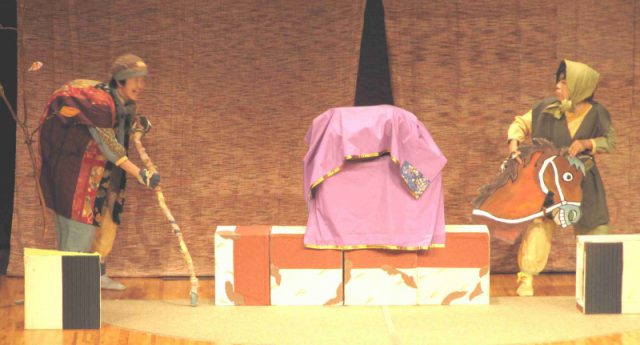 あまりのお宝に馬子の心に邪心が広がります。ばばさまの杖で背中を打ち付けるのでした。