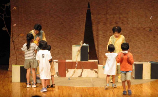 キツネやあじさいをモチーフにした工夫を凝らしたプレゼントを渡しました