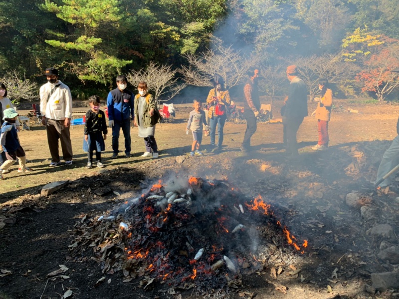 落ち葉でやきいも