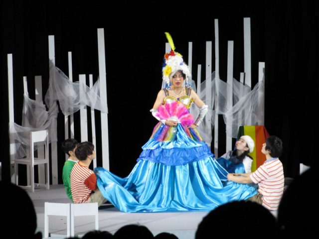 名古屋から向かった札幌のレインボーパレードで出会ったドラァグクイーンのスカートに入れてもらうシーン(寒いからですよ。こたつ的な~)