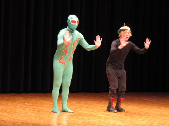 こちらが噂のパントマイムマン！思わず子どもは踊りだしちゃう。