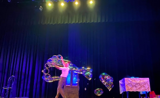 美しく連なるシャボン玉。何でもシャボン玉が作れるね！