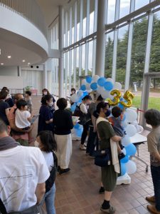 終演後、絵本を求める長蛇の列。「サインしすぎて明日、腕が痛くなっちゃうよ～」とミケーレジョーク！