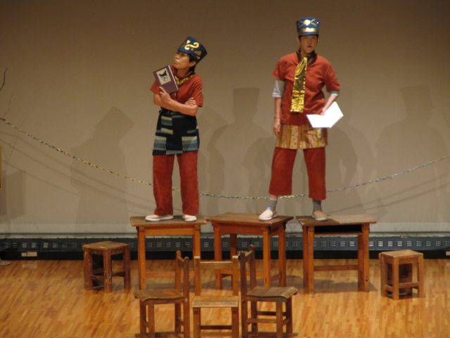 「注文の多い料理店」より 本を読む仕草はあっても、もちろん言葉はすべてふたりの頭の中。