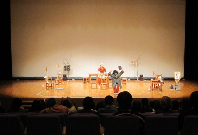 合間には賢治クイズなどで会場とやりとり。「賢治は何県出身?」に「宮沢(県)賢」という子どもらしいナイスな回答も!盛り上げてくれてありがとう!