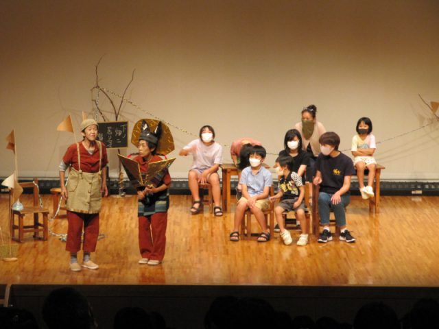 出演しながら、舞台上で舞台鑑賞。楽しそう!