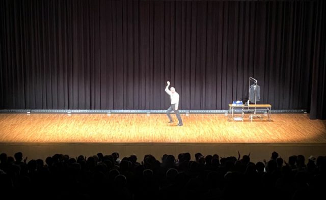 ヒロさんの熱演に会場は沸きます。舞台上に楽屋があり、ヒロさんはお客様が帰らないように見張っているらしい（笑）