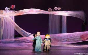 チト②　人形劇の多様な操作様式をふんだんに使った大型人形劇。戦争と平和、愛についての物語です。　