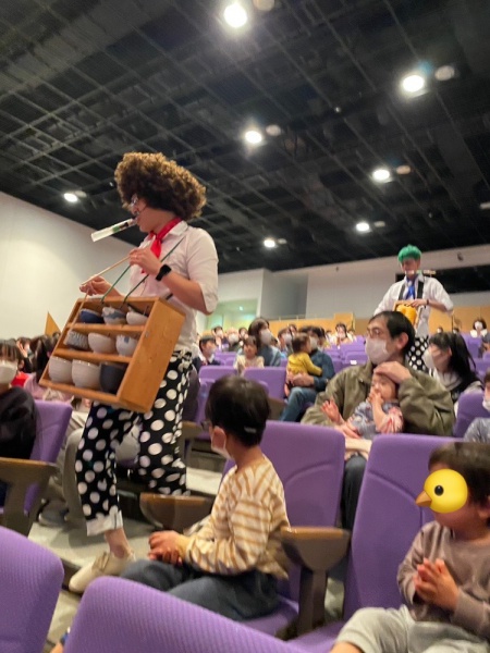 練り歩き型ディッシュホーンを鳴らして登場!