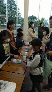 コロナ以降、初めてのチケットもぎり。パンフレットも配ります。