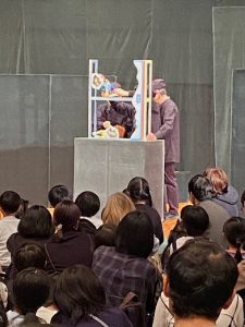 おしいれの中に閉じ込められるさとしとあきら。小道具のおしいれがナイス！ 