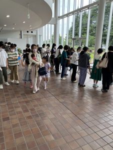 ワンハンドピアノミュージックの活動支援寄付をすると智内さんのCDがいただけるとあって、長蛇の列。