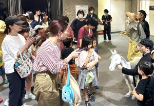 終演後、人形たちがお見送り。撮影もOK。うれしい！