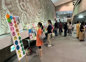 市民会館の石のレリーフも見事