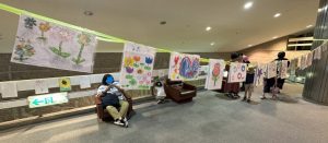 たくさんの花の絵がロビーに展示されました