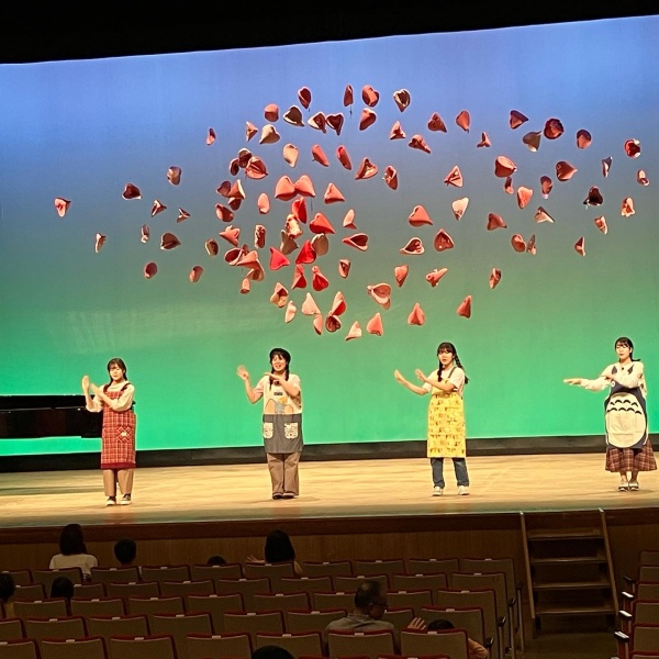 就実短期大の山下先生と学生さん5名によるいっしょにあそぼコンサート。子どもたちノリノリ！