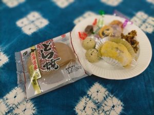 持ち寄りの手作りおはぎやクッキー他、バラエティに富んだお菓子たち!