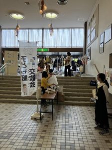 西大寺公民館入口脇では子ども服の交換会（持ち帰り）も開催。たくさんの方がお気に入りを選んで持ち帰ってくれました。ベビーサイズから 160㎝まで！