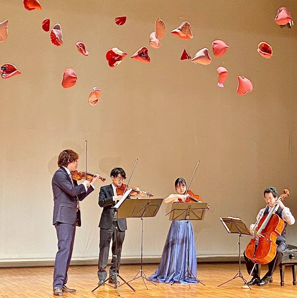 カルテットの演奏を彩るハートのオブジェ。昨年のアートプロジェクトでご一緒した久保美沙登さんのインスタレーション。