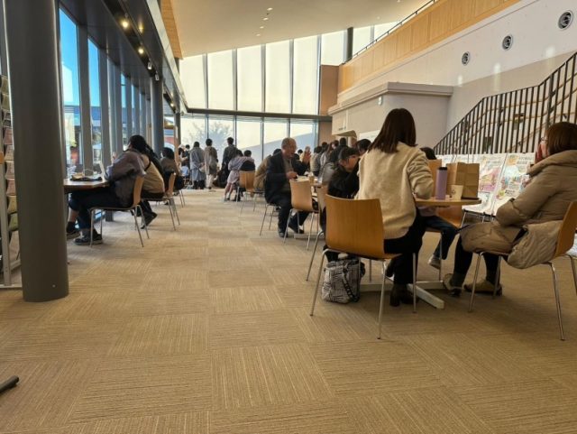 にぎわうカフェコーナー