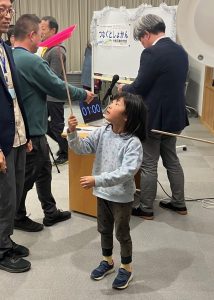 みんなの劇場の名物‟皿回し”が登場。子どもたちに人気です！