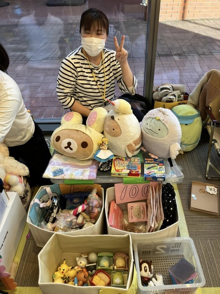 ◆ママ店長 体調不良の子どもさんに変わって、がんばるママ店長　楽しそう