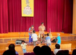 劇場と団体鑑賞のいるかクラブの子どもたちからプレゼント!