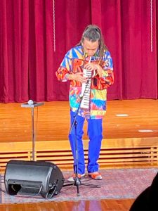 ピアニカの演奏テクニックも伝授してくれました。めざせ魔術師!