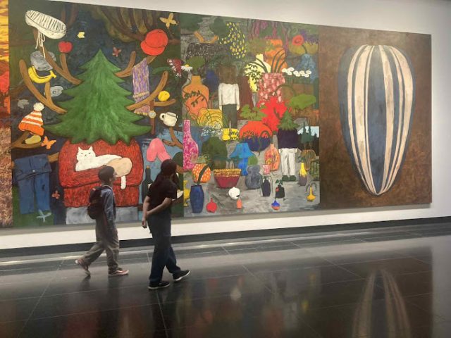 とにかく大きい！ 椅子に座って観ることもできます。