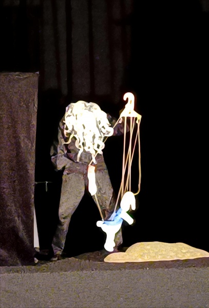 ウサギ人形を扱う先生。怖すぎる!?でも、目をそらせないココンワールド。