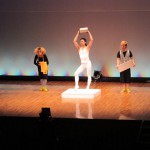 輪っかを持ってポーズ。