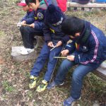 竹を削って箸にする