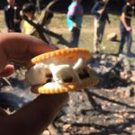スモア　焼きマシュマロとチョコを挟みます