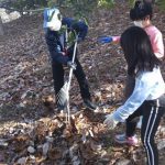 落ち葉集めも楽しいあそび