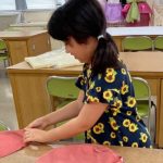 子どもたちも花びらづくりに協力してくれました。